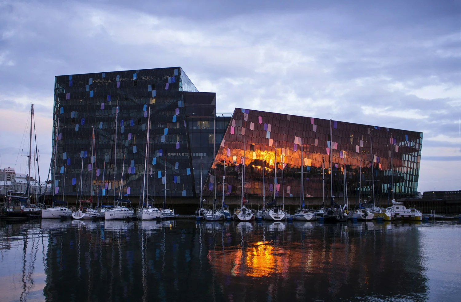 Harpa við höfnina í Reykjavík