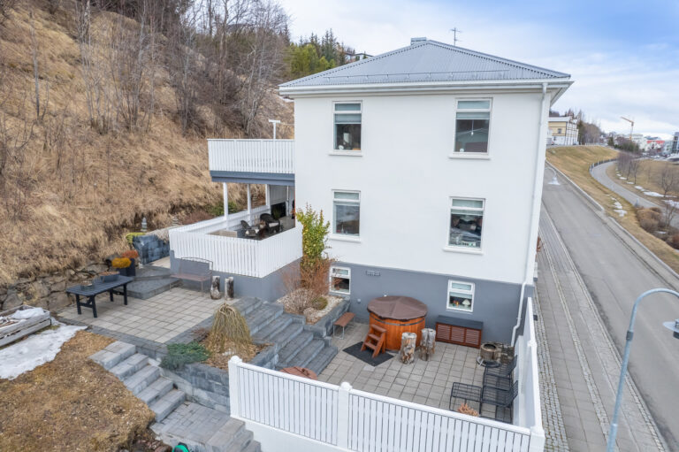Annað húsið komið – Heimkoma á Akureyri